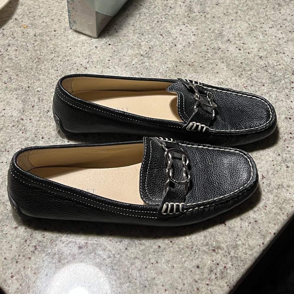 Nine West. Women flat leather shoes. Like new, size 7M